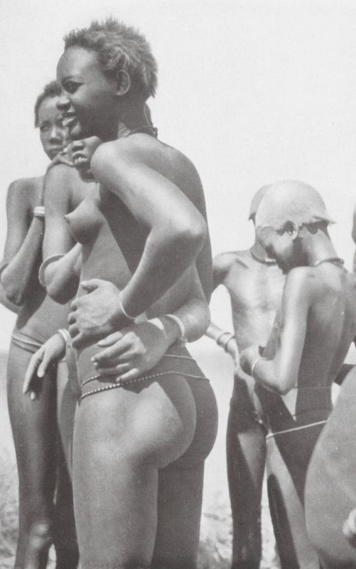 Nuer-pige (s/h-foto) af Hugo Adolf Bernatzik