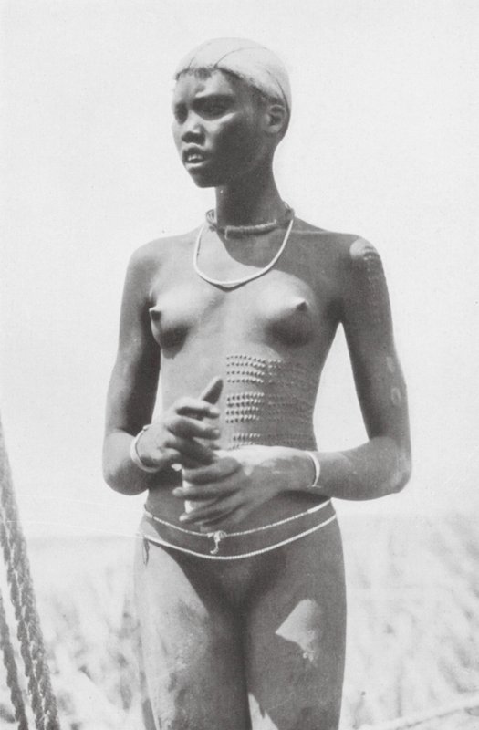 Nuer-pige (s/h-foto) af Hugo Adolf Bernatzik