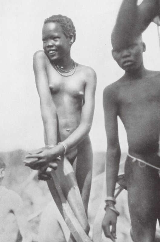 Nuer, pige og dreng (s/h-foto) af Hugo Adolf Bernatzik