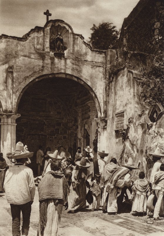 Mexico: Amecameca, Indgang til kirken (s/h-foto) af Hugo Brehme