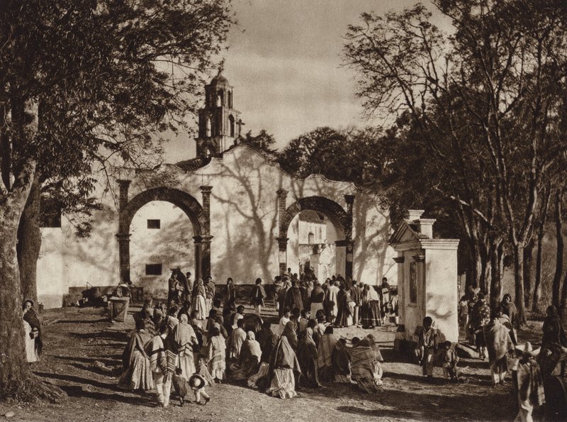 Mexico: Amecameca, procession foran det hellige bjergkapel (s/h-foto) af Hugo Brehme