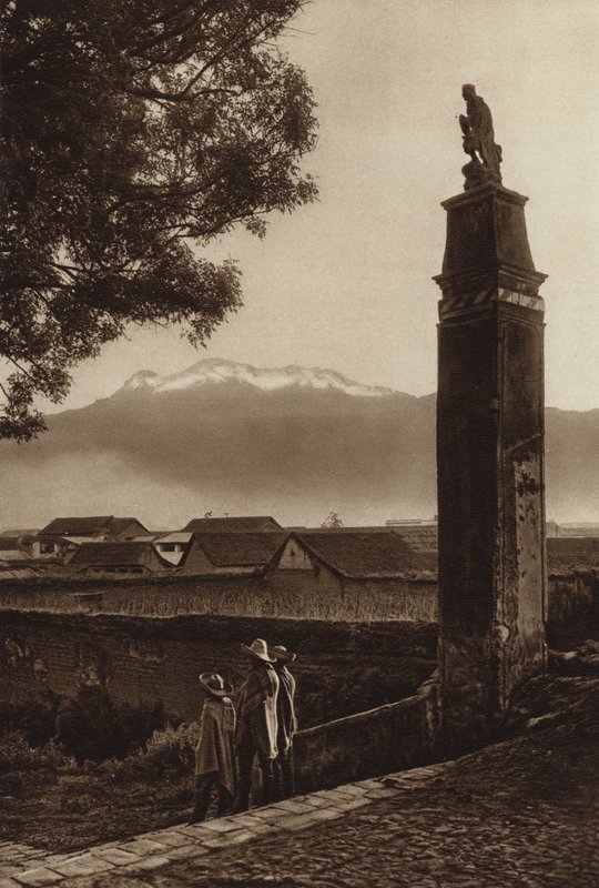 Mexico: Amecameca med Iztaccihuatl (s/h-foto) af Hugo Brehme