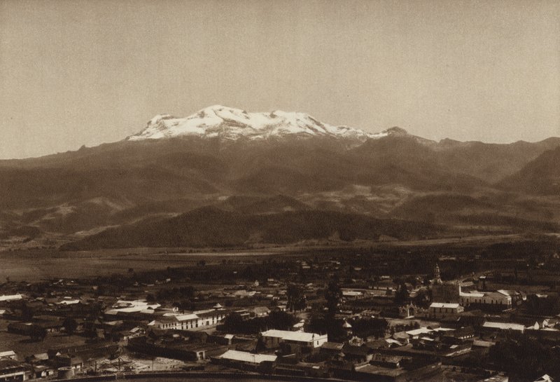 Mexico: Amecameca med Iztaccihuatl (s/h-foto) af Hugo Brehme