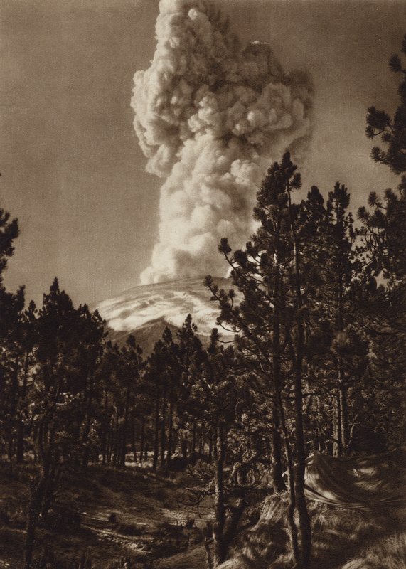 Mexico: Popocatepetl-udbruddet, set fra Tlamacas (s/h-foto) af Hugo Brehme
