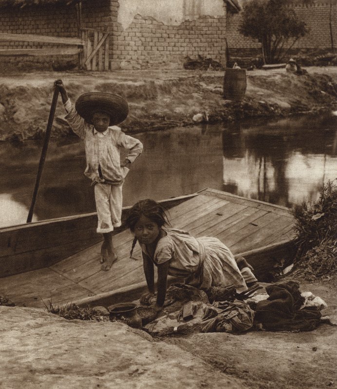 Mexico: Ixtacalco, Indianerbørn vasker tøj, D F (s/h-foto) af Hugo Brehme