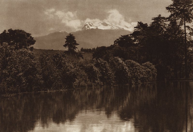 Mexico: Iztaccihuatl, set fra Miraflores (s/h-foto) af Hugo Brehme