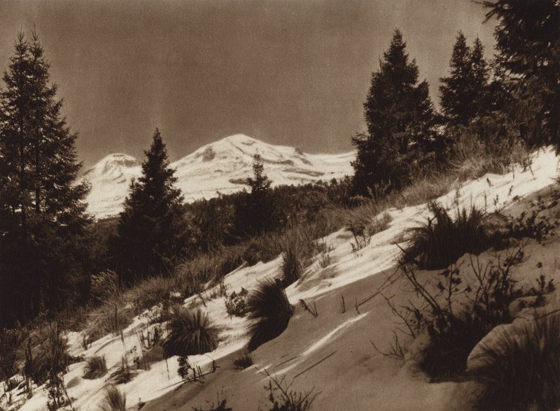 Mexico: Iztacihuatl (s/h-foto) af Hugo Brehme