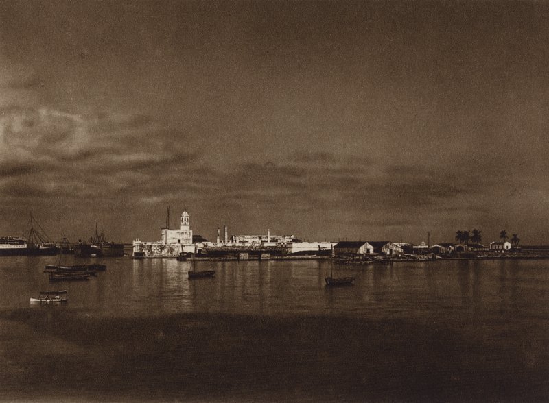 Mexico: Panorama af havnen i Vera Cruz med slottet San Juan (s/h-foto) af Hugo Brehme