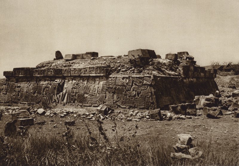 Mexico: Pyramiden i Xochicalco, før restaureringen (s/h-foto) af Hugo Brehme
