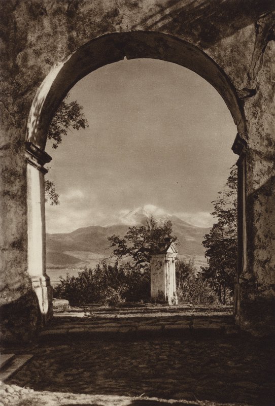 Mexico: Popocatepetl, set fra Sacro Monte (s/h-foto) af Hugo Brehme