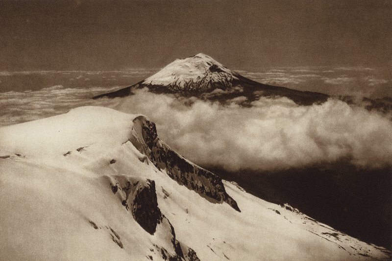 Mexico: Popocatepetl, set fra toppen af Iztaccihuatl (s/h-foto) af Hugo Brehme