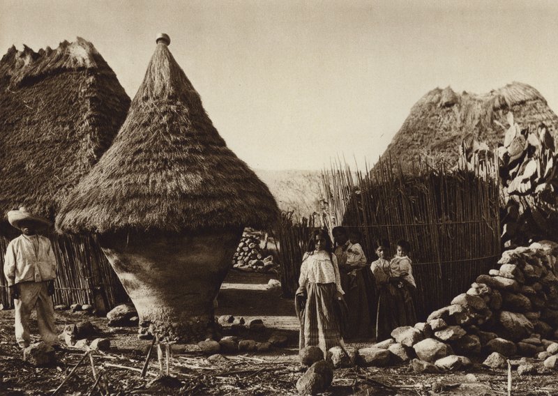 Mexico: Majsbeholder i en landsby (s/h-foto) af Hugo Brehme