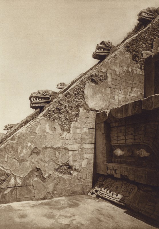 Mexico: San Juan Teotihuacan, skulpturer af trapperne i Quetzalcouatls pyramide i midten af citadellet, vestlig facade (s/h-foto) af Hugo Brehme