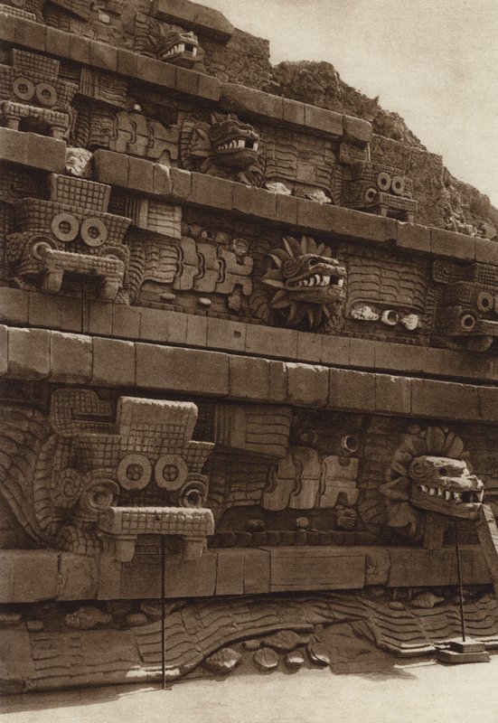 Mexico: San Juan Teotihuacan, stenskulpturer på den vestlige facade af Quetzalcouatl-pyramiden, pyramiden i midten af citadellet (s/h-foto) af Hugo Brehme