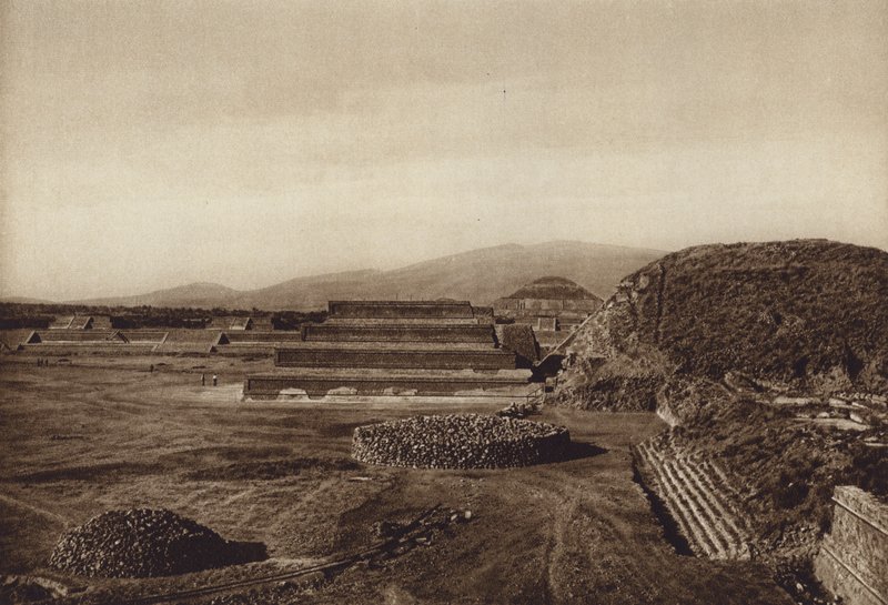Mexico: San Juan Teotihuacan, Udsigt over citadellets terrasser (s/h-foto) af Hugo Brehme