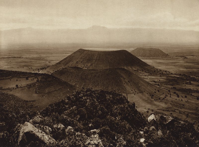 Mexico: Santa Catarina og La Caldera, udslukte vulkaner i udkanten af hovedstaden Mexico (s/h-foto) af Hugo Brehme