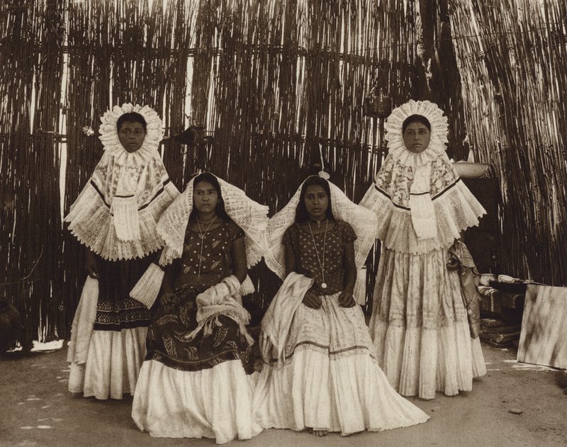 Mexico: Tehuantepec, pige i nationaldragt (s/h-foto) af Hugo Brehme