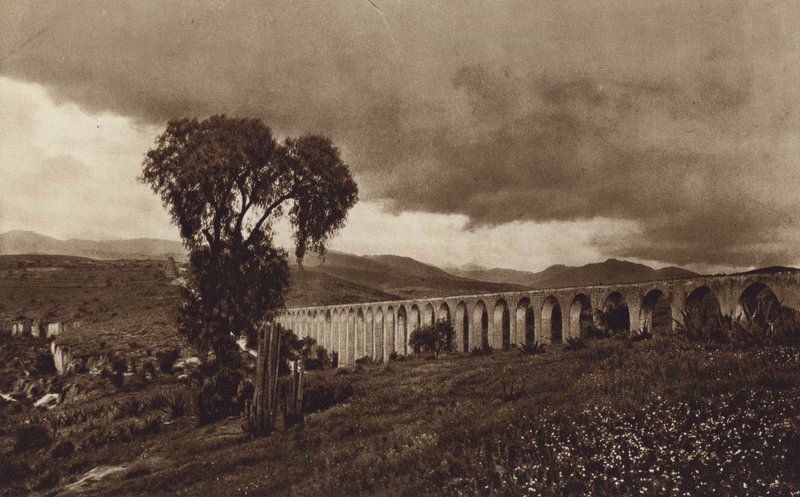 Mexico: Gammel spansk vandledning fra Los Remedios (s/h-foto) af Hugo Brehme