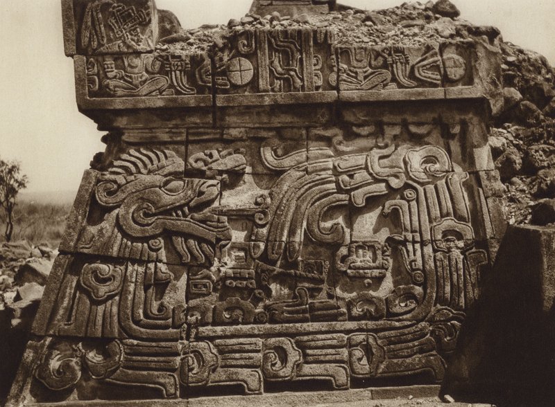 Mexico: Xochicalco, en del af pyramiden med slange og hieroglyffer (s/h-foto) af Hugo Brehme
