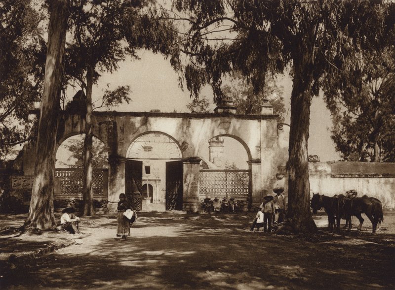 Mexico: Xochimilco, Indgang til kirken (s/h-foto) af Hugo Brehme