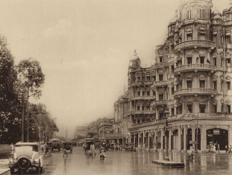 Esplanade Mansions og Government Place East med udsigt til Old Court House Street (s/h-foto) af Indian photographer