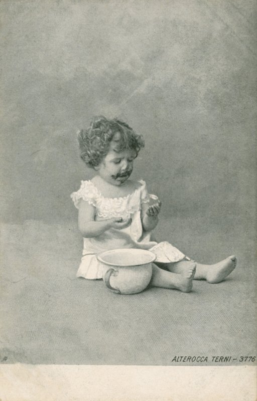 Baby leger med bobler (s/h foto) af Italian Photographer