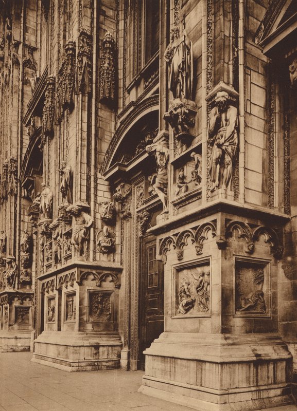 Duomo di Milano: Detalje af facaden (s/h-foto) af Italian Photographer