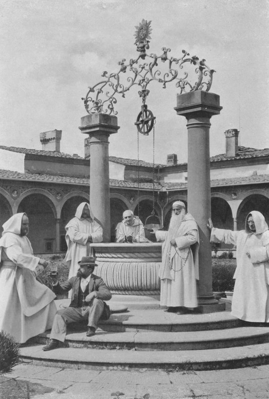 Firenze, Omgivelser, Certosa, Brønden i det store Kloster (s/h foto) af Italian Photographer