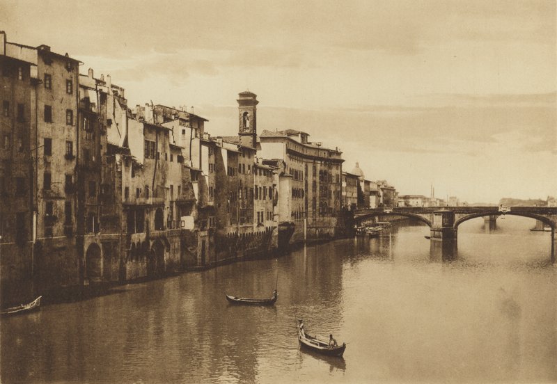 Firenze / Firenze: Udsigt over Arno med Ponte a S Trinita (s/h foto) af Italian Photographer