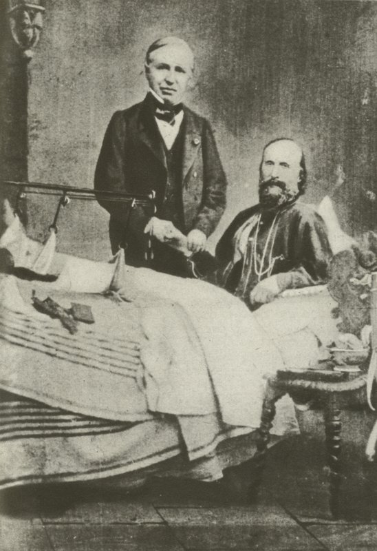 Garibaldi, såret i kamp, med sin læge (s/h foto) af Italian Photographer