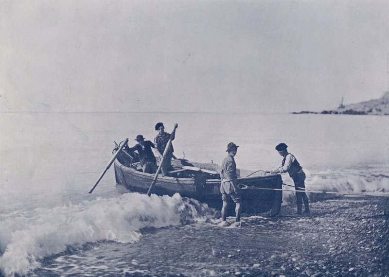 Italien: Bordighera, fiskere vender tilbage til havn (s/h foto) af Italian Photographer