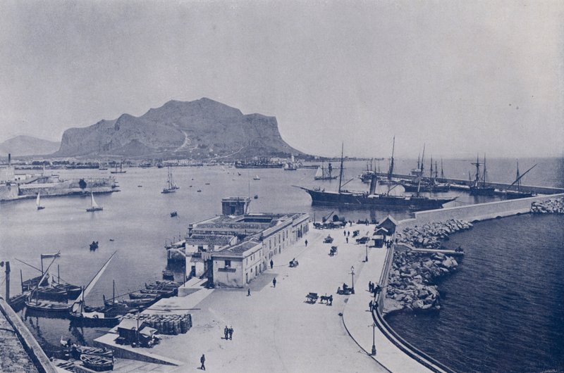 Italien: Palermo, Monte Pellegrino og havn (s/h foto) af Italian Photographer