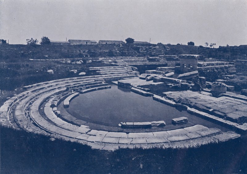 Italien: Syracusa, ruinerne af det græsk-romerske gymnasium (s/h foto) af Italian Photographer