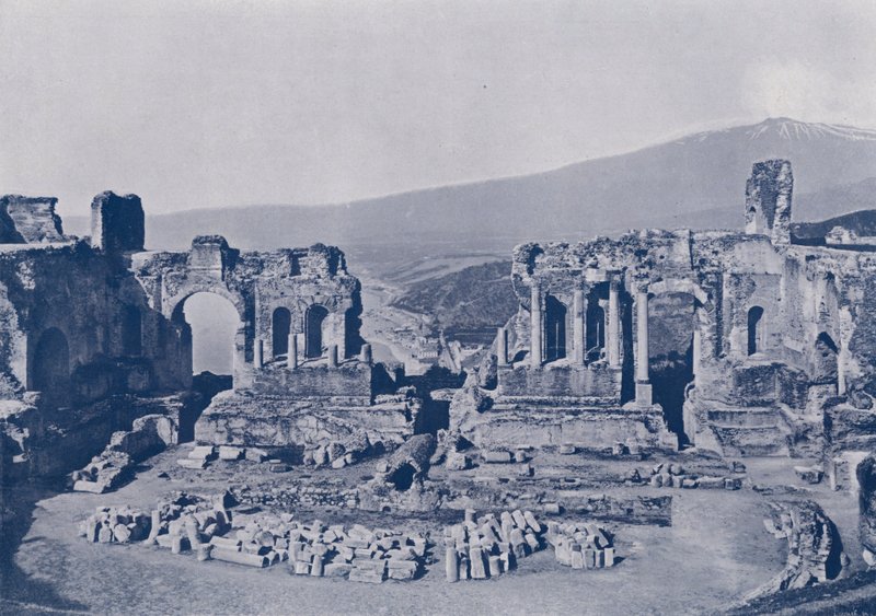 Italien: Taormina, Sicilien, ruiner af græsk teater og Etna (s/h foto) af Italian Photographer