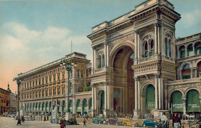 Milano / Milano: Piazza del Duomo, indgangen til Galleria (farvefoto) af Italian Photographer