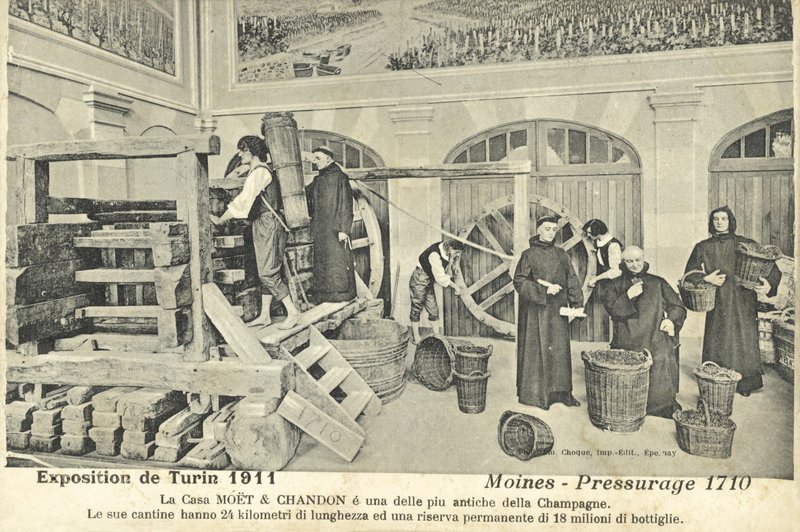 Munke presser champagne druer i 1710, udstiller på Turin International Exhibition, Italien af Italian Photographer