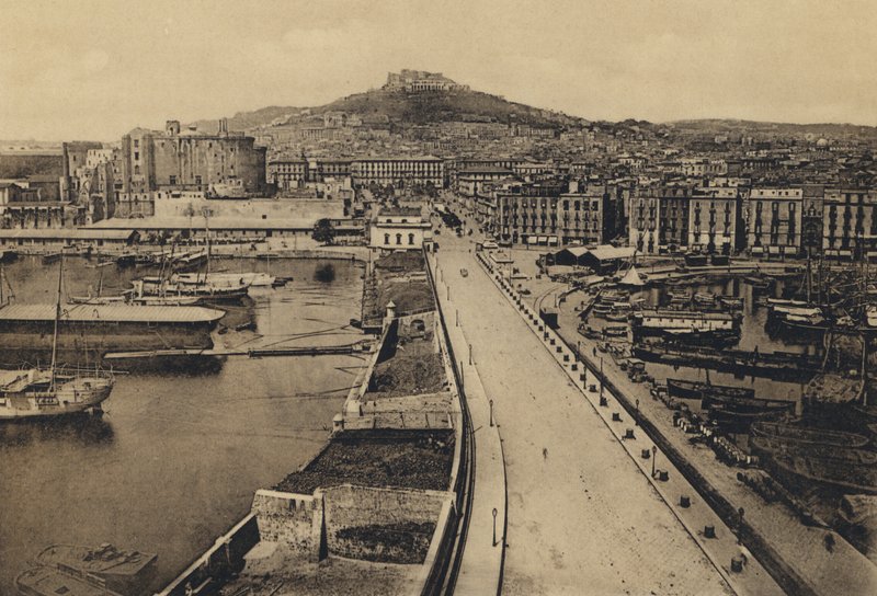 Napoli: Panorama Dal Mare (s/h foto) af Italian Photographer