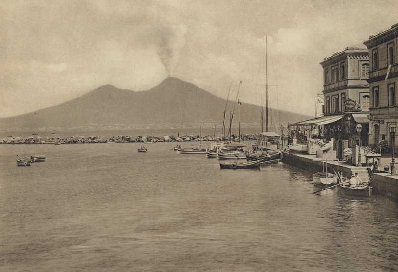 Napoli: S Lucia Col Vesuvio (s/h foto) af Italian Photographer