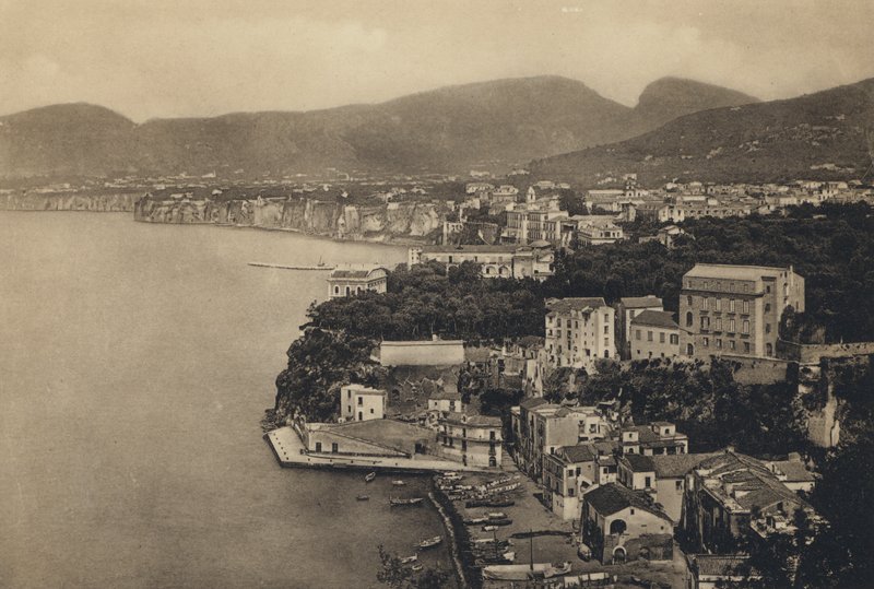 Napoli: Sorrento, Panorama med Marina Grande (s/h foto) af Italian Photographer