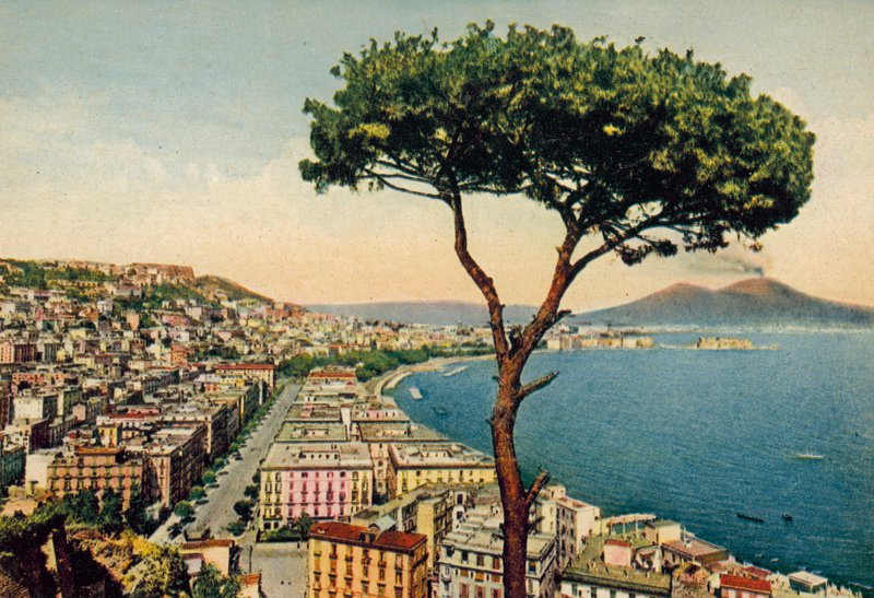 Napoli / Napoli: Panorama over bugten med Vesuv (foto i farver) af Italian Photographer