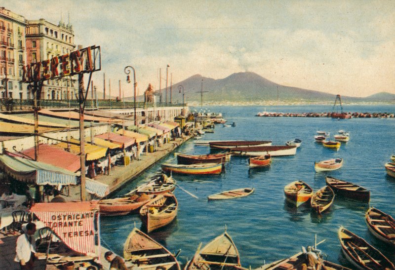 Napoli / Napoli: Santa Lucia med Vesuv (foto i farver) af Italian Photographer