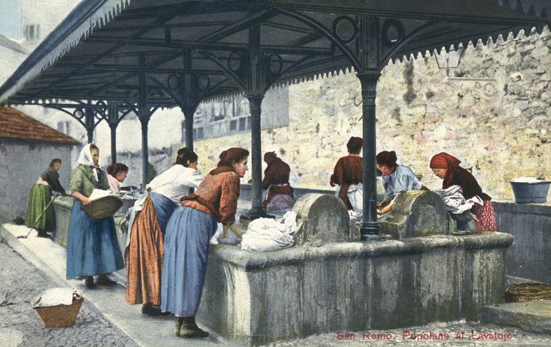 San Remo, Italien, kvinder vasker tøj af Italian Photographer
