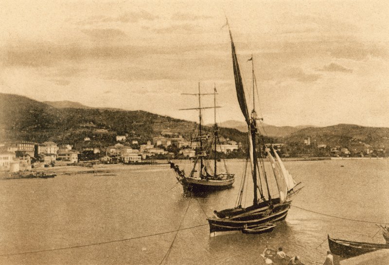 Sanremo, villaer og hoteller mod øst (s/h foto) af Italian Photographer