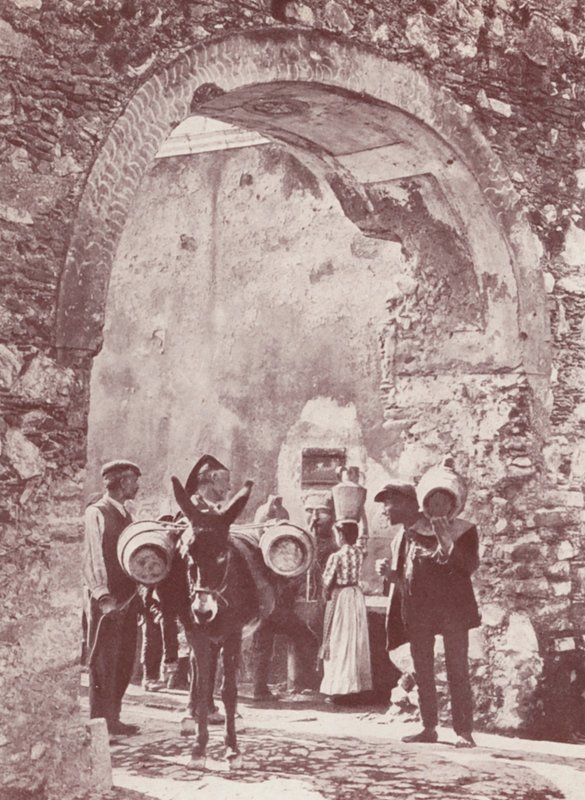 Sicilien: En gammel port, Taormina (s/h-foto) af Italian Photographer