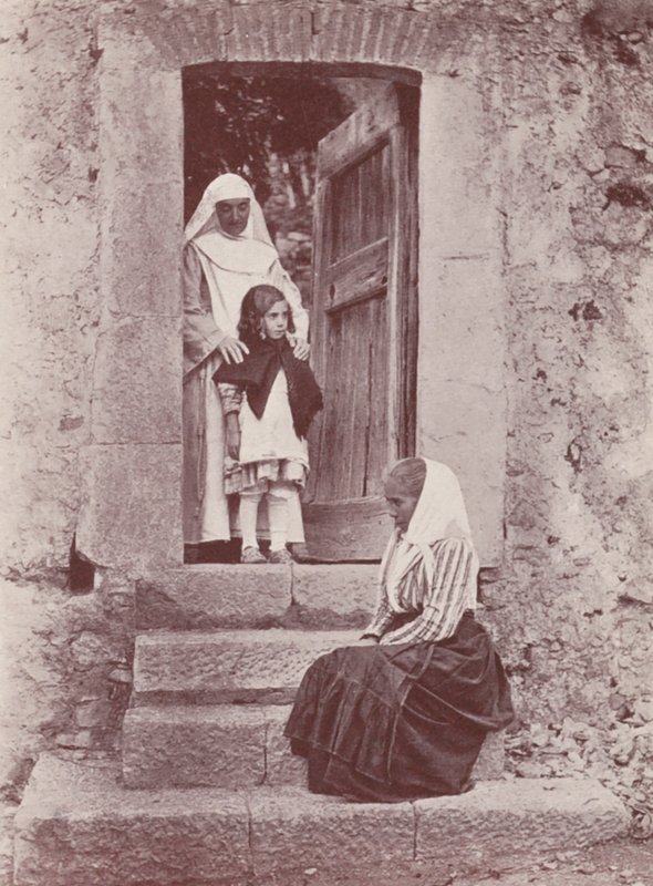 Sicilien: Ved klosterportalen (s/h-foto) af Italian Photographer