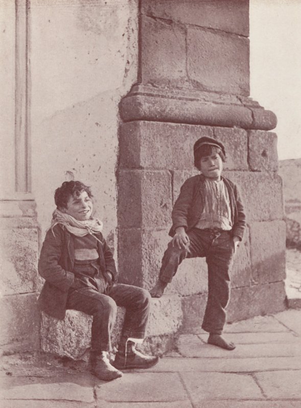 Sicilien: Sicilianske drenge i det indre (s/h-foto) af Italian Photographer