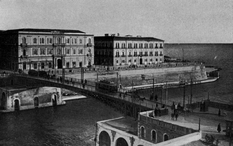 Taranto, Corso due Mari, svingbro (s/h foto) af Italian Photographer
