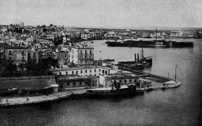 Taranto, Panorama af den gamle bydel (s/h foto) af Italian Photographer