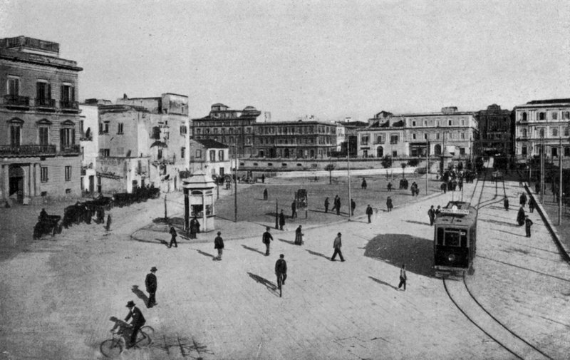 Taranto, Piazza Castello, Tag svingbroen (s/h-billede) af Italian Photographer