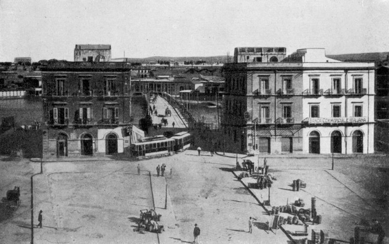Taranto, Piazza Fontana, Napoli-broen (s/h-billede) af Italian Photographer